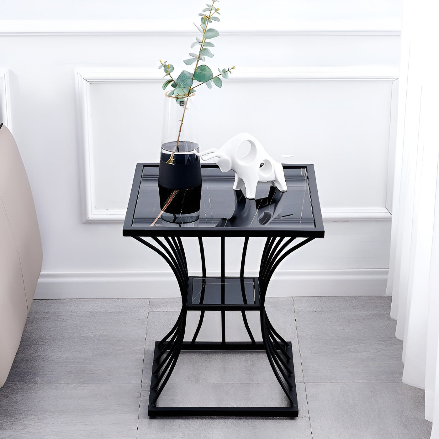 Chic Black Side Table: Modern Minimalism